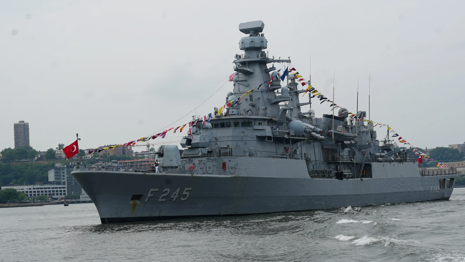 Türk donanmasından Atlantik'in ötesinde güç gösterisi: TCG Oruçreis New York'ta