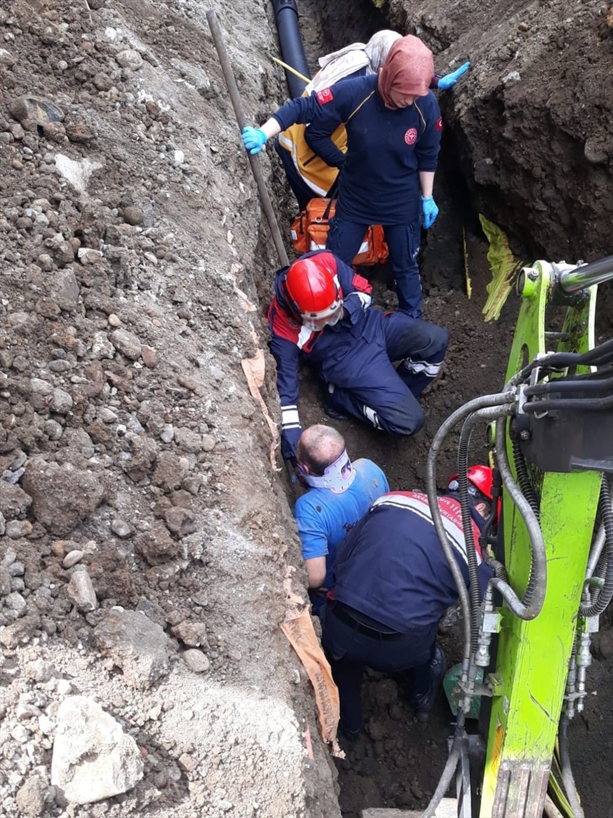 Trabzon'da göçük altında kalan işçi kurtarıldı