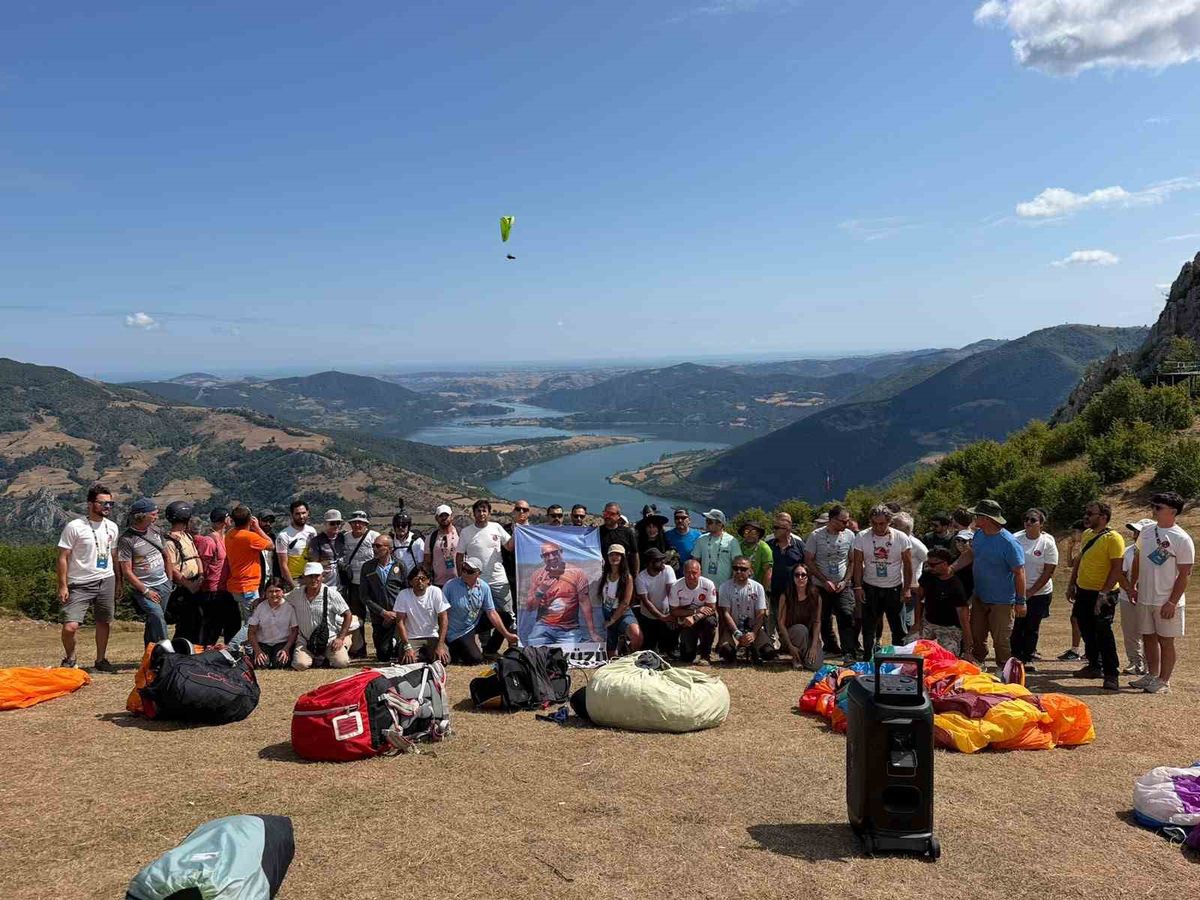 Paraşüt Pilotu Bayram Kurt İçin Anma Uçuşu