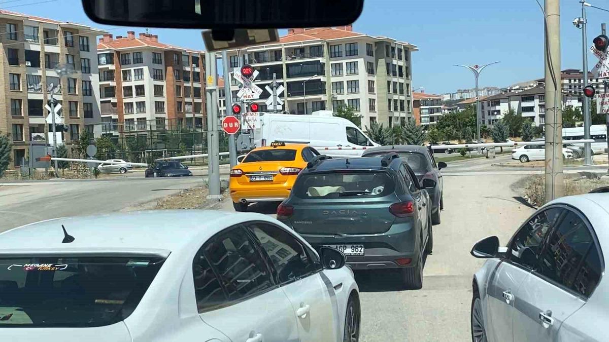 Hemzemin geçitte araçların tehlikeli geçişleri kameraya yansıdı