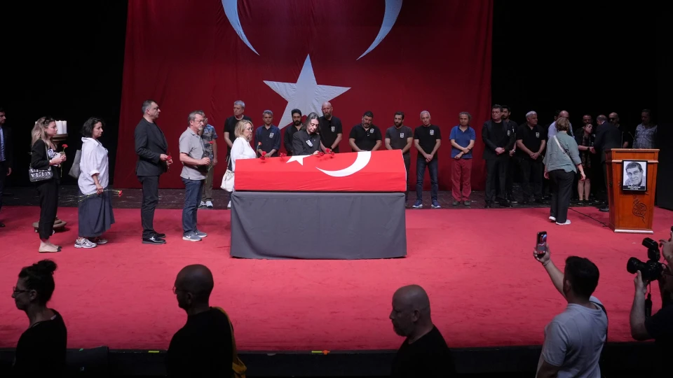 Usta oyuncu Zihni Göktay için Muhsin Ertuğrul Sahnesi'nde tören yapıldı