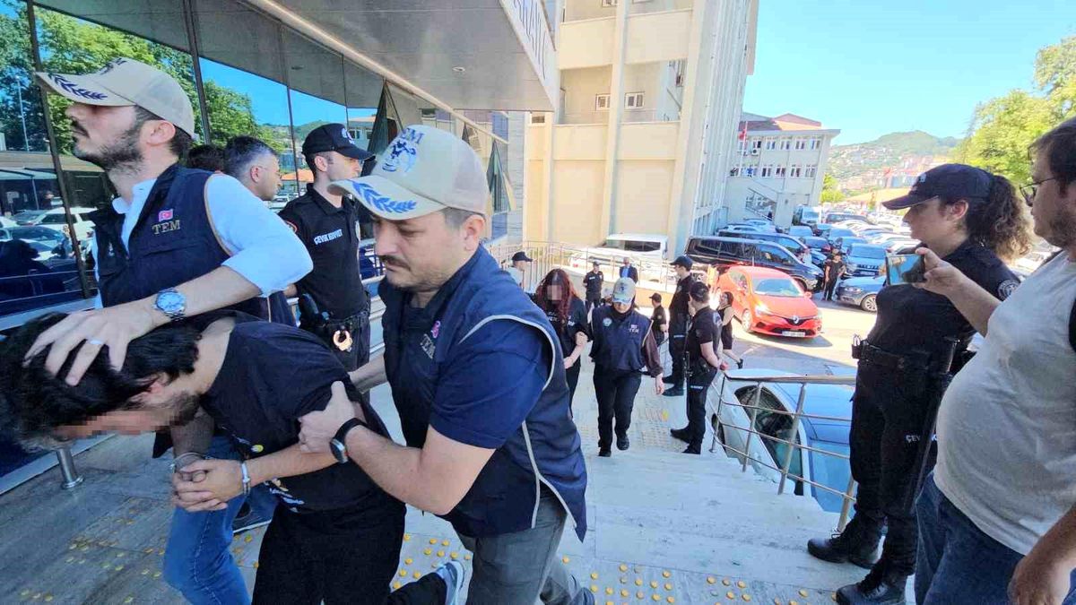 Zonguldak'ta terör örgütü operasyonunda gözaltına alınan 4 öğrenciden 3'ü tutuklandı