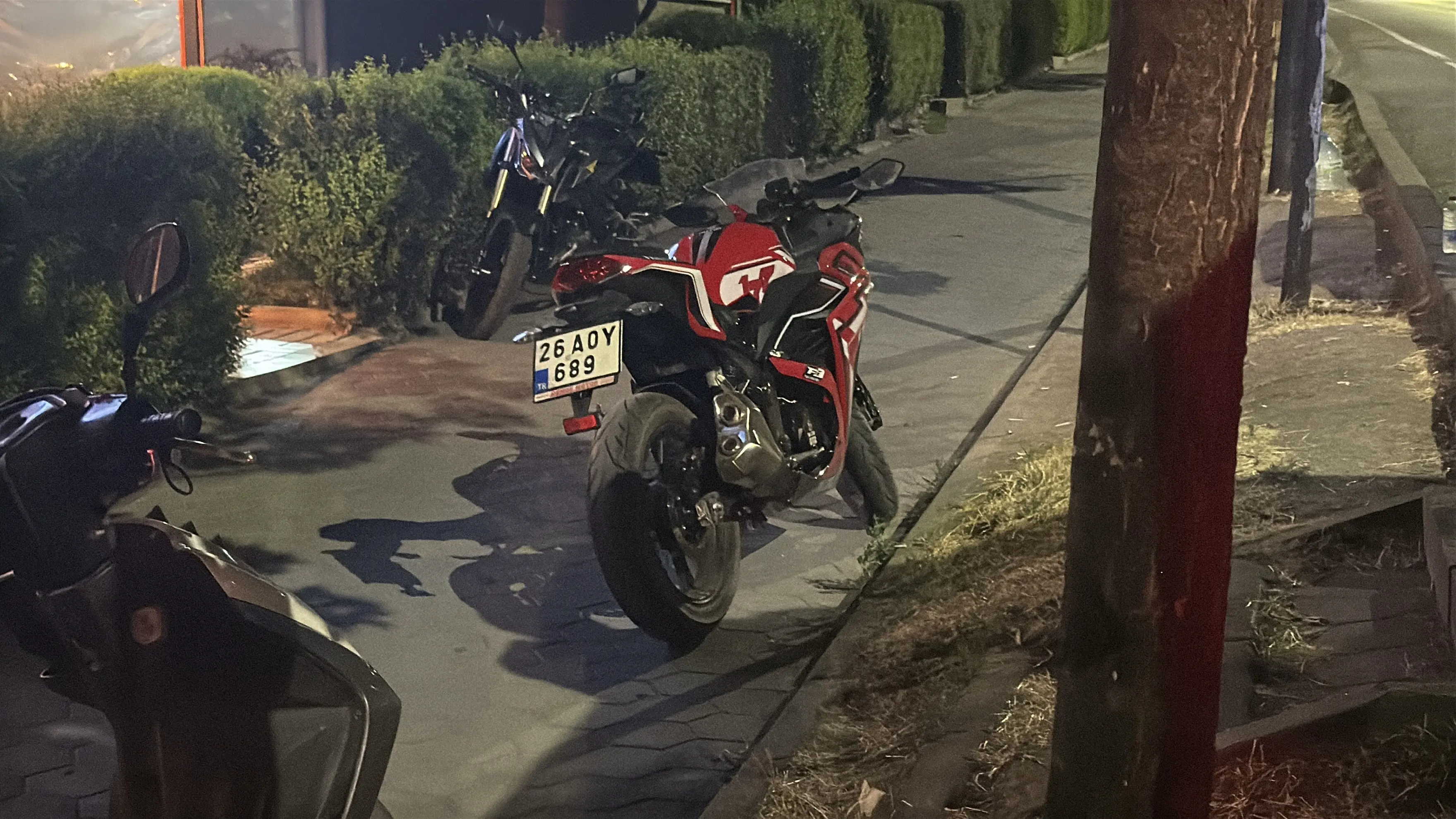 Bir anda yola köpek fırladı! Motosiklet sürücüsü ölümden döndü