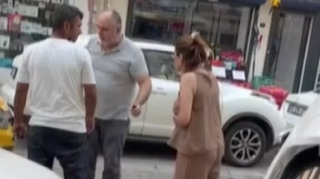 Taksici ile yolcunun 'güzergah' kavgası kamerada: Biri aynayı kırdı diğeri biber gazı sıktı