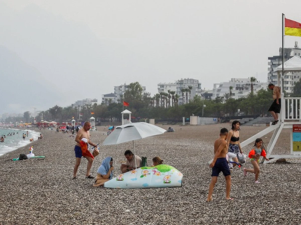 Antalya'da yağmura rağmen denize girdiler