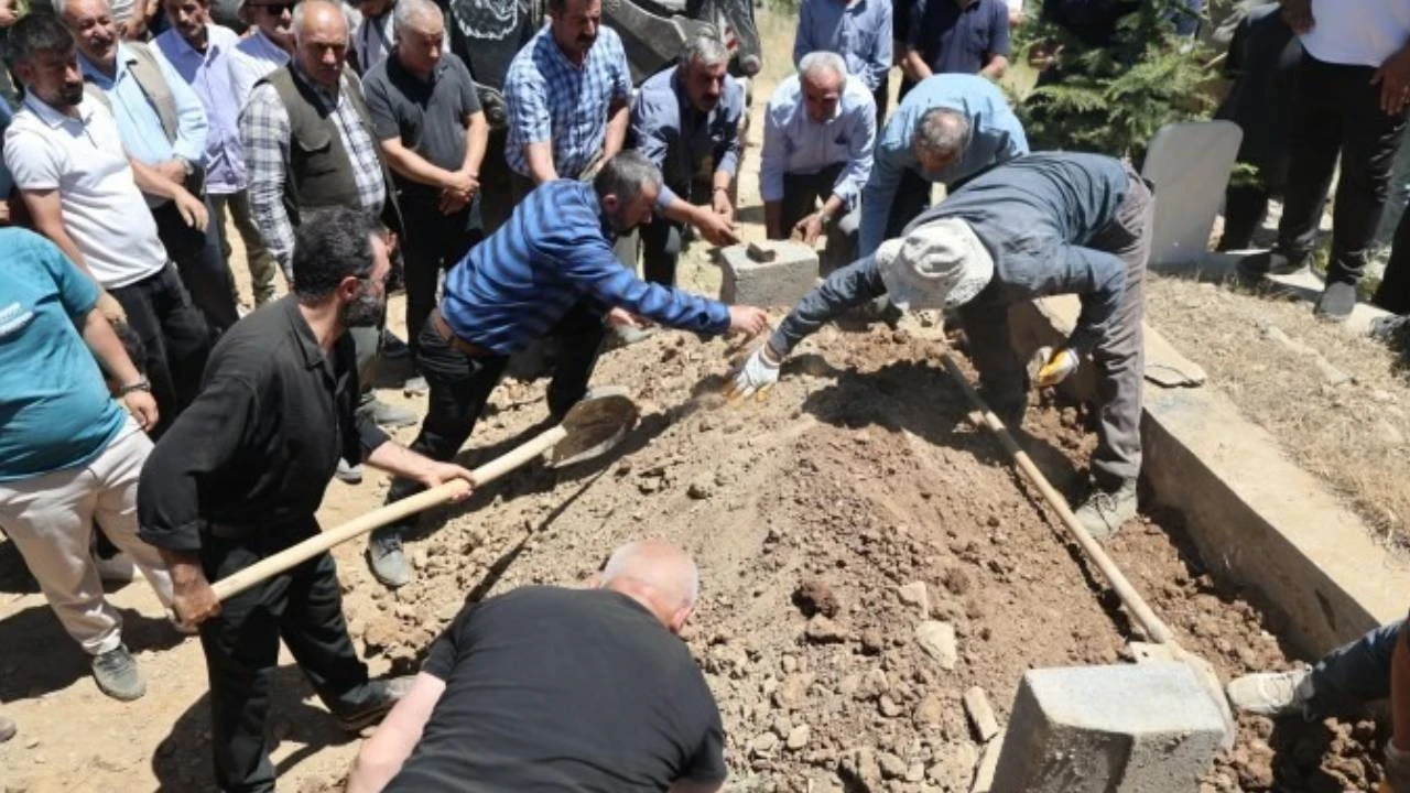 Kürt sinemacı Murat Çiçek Hakkari'de toprağa verildi