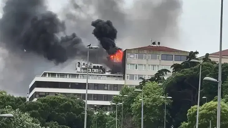 Beyoğlu'nda 5 katlı binada yangın
