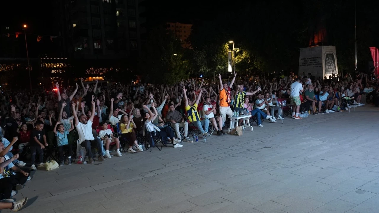 Şehitkamil’de milli maç dev ekranda izlenecek! Başkan Yılmaz’dan çağrı: Bayrağını alan Koru Park’a