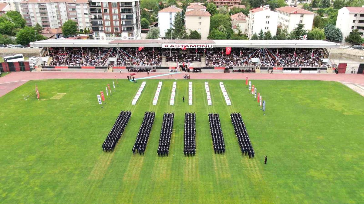 Kastamonu'da eğitimlerini tamamlayan 479 polis adayı törenle mezun oldu