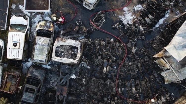 İzmir'de yediemin otoparkında yangın… 62 araç zarar gördü