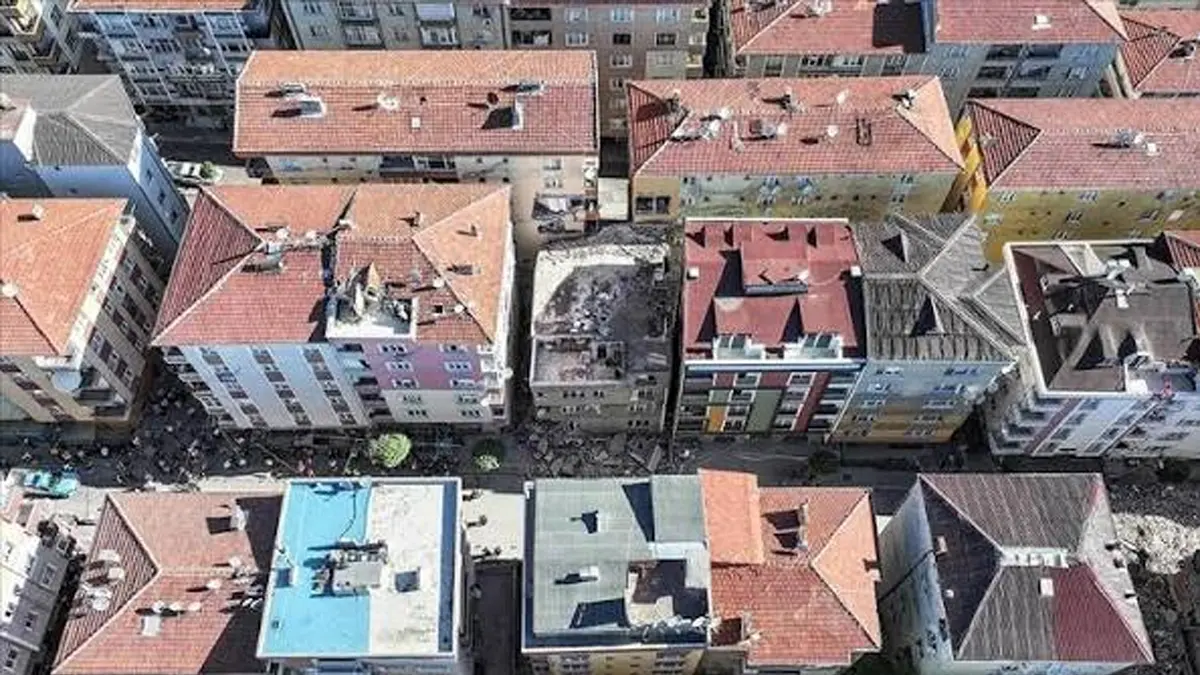 Küçükçekmece'de panik! 5 katlı binada çökme meydana geldi