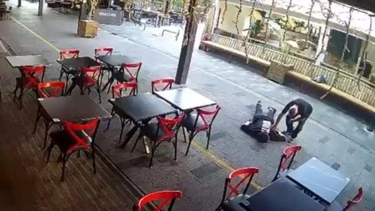 Vicdansızlığın böylesi! Bayılan gencin cebine göz dikti