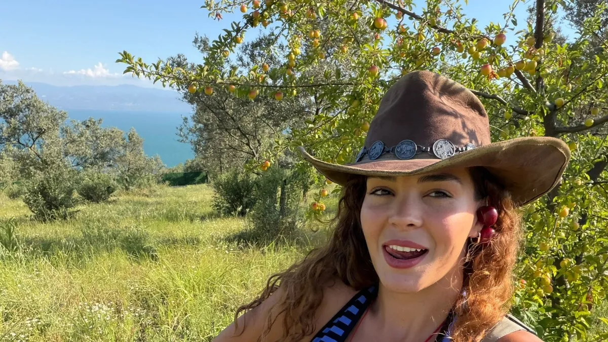 Ebru Şahin dalından erik topladı!
