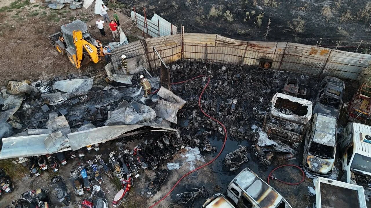 İzmir'de otopark yangını: 50 motosiklet ve 12 araç kül oldu