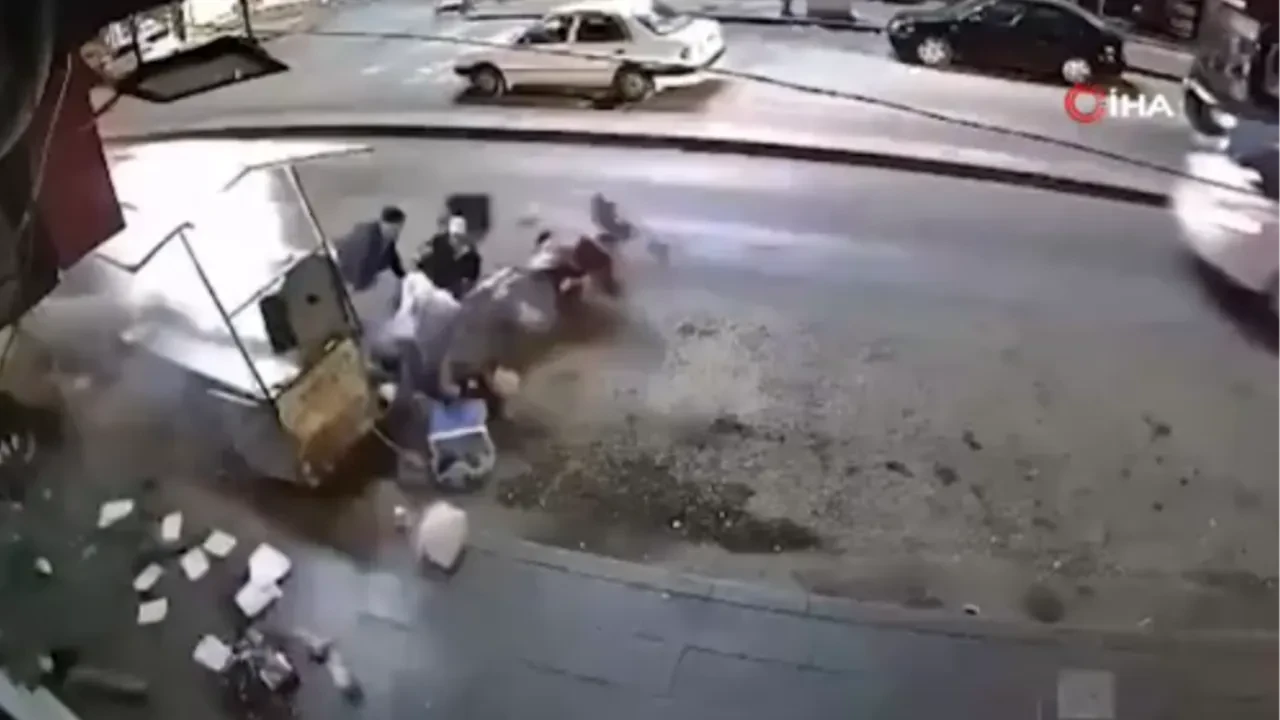 Ters yöne giren araç çıkmak isterken kokoreç tezgahına daldı