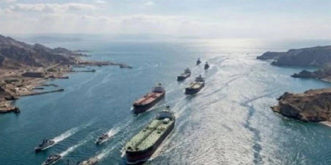Hürmüz Boğazı'nda rota dışına çıkan tanker mayına çarparak patladı