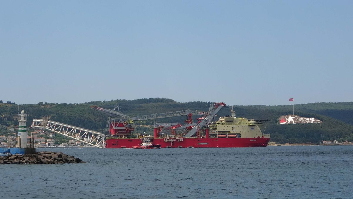 Boru döşeme gemisi, Çanakkale Boğazı'ndan geçti