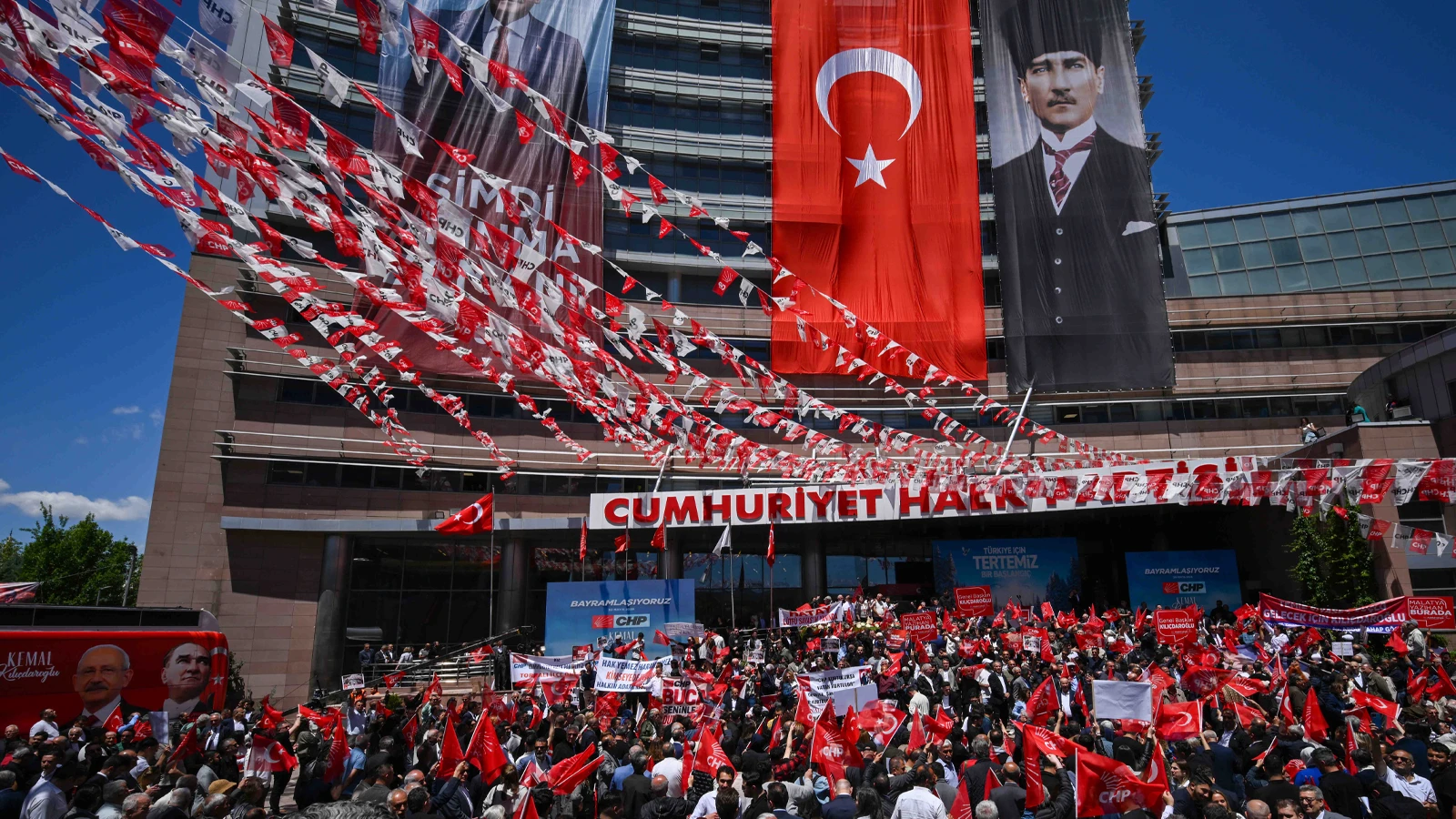 CHP'de 9 milletvekilinin parti üyelikleri silindi