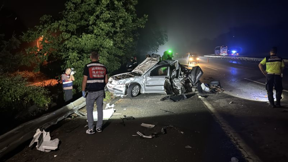 Kocaeli'de arızalanan otomobile TIR çarptı: 1 ölü, 3 yaralı