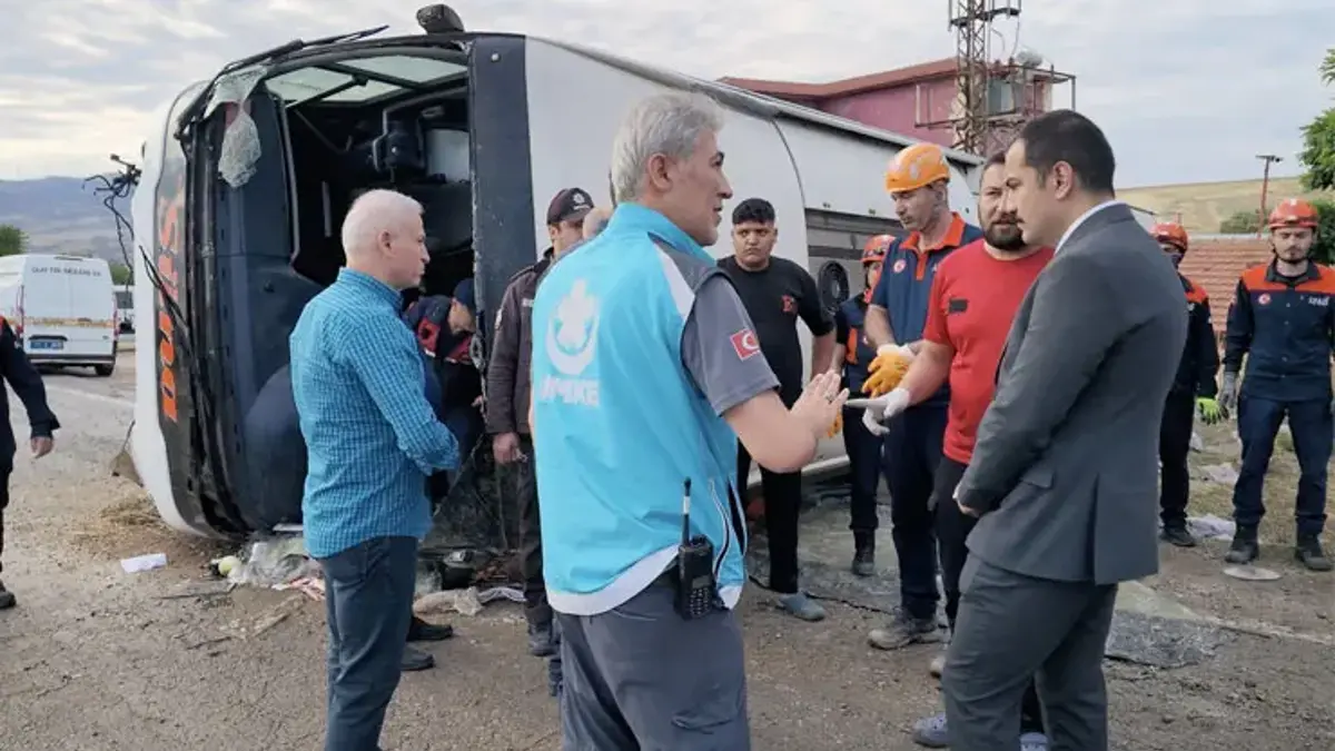 Kırıkkale'de yolcu otobüsü devrildi: 41 yaralı var!