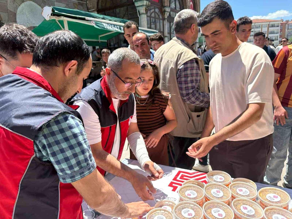 Tarihi Çapanoğlu Camii'nde aşure ikramı