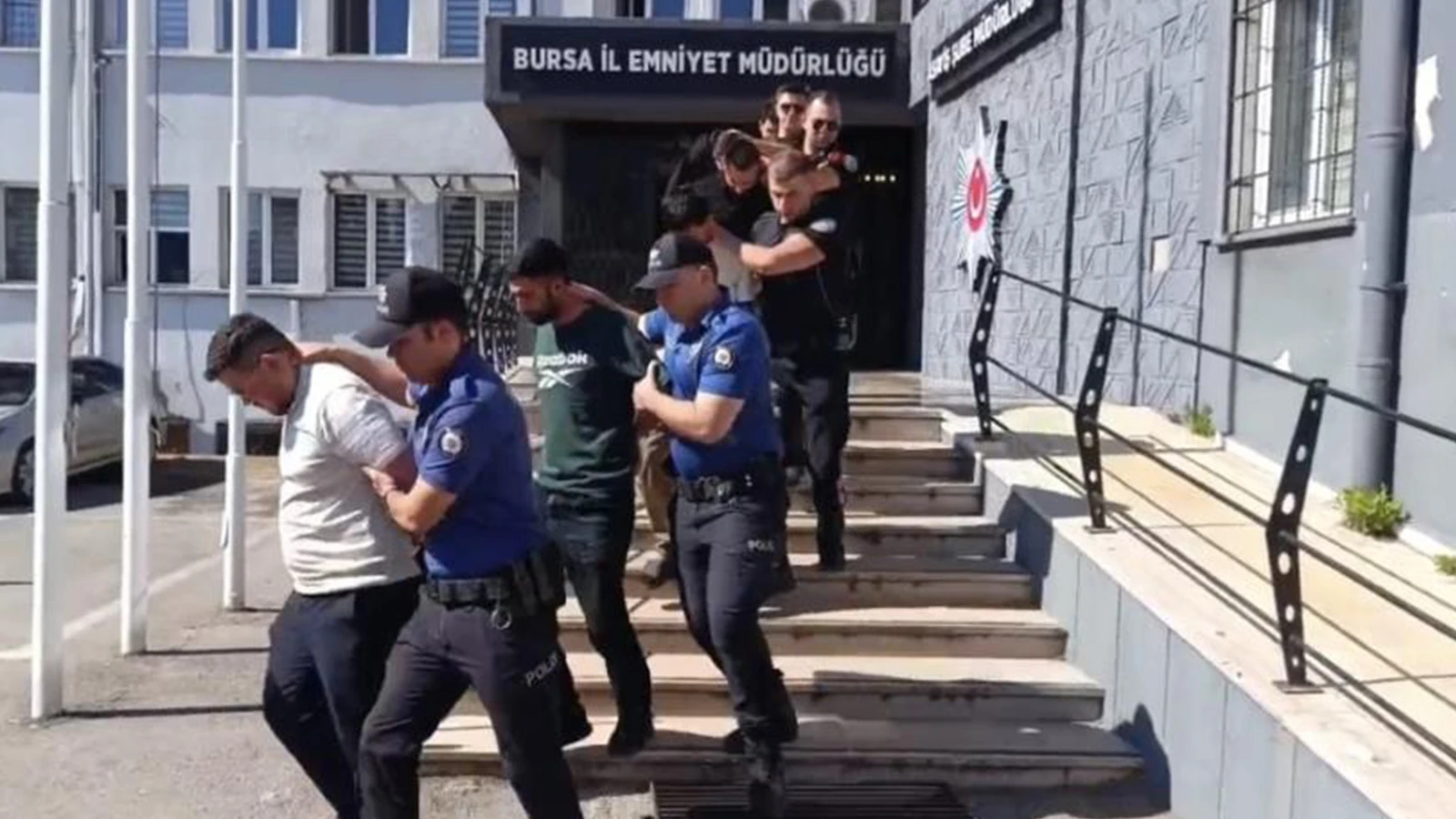 Yaşlı çifti "polisiz" diyerek 100 milyon lira dolandırdılar