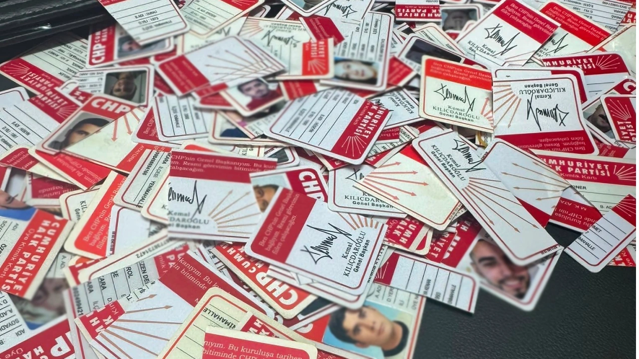 Özel'in yeni partisine geçmek için CHP ilçelerinin önünde istifa kuyruğu