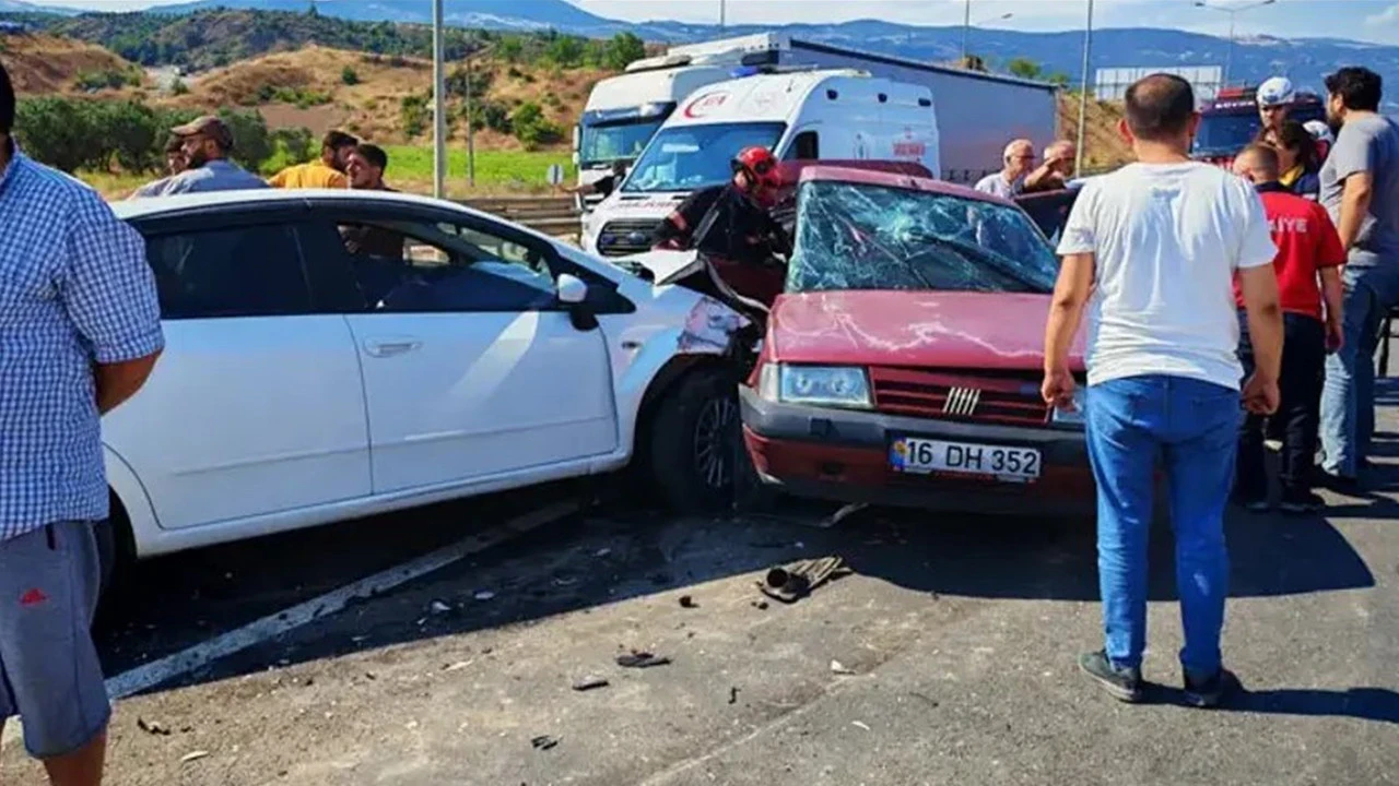 İki otomobil çarpıştı: Aralarında bebek ve çocuğun da olduğu 7 yaralı