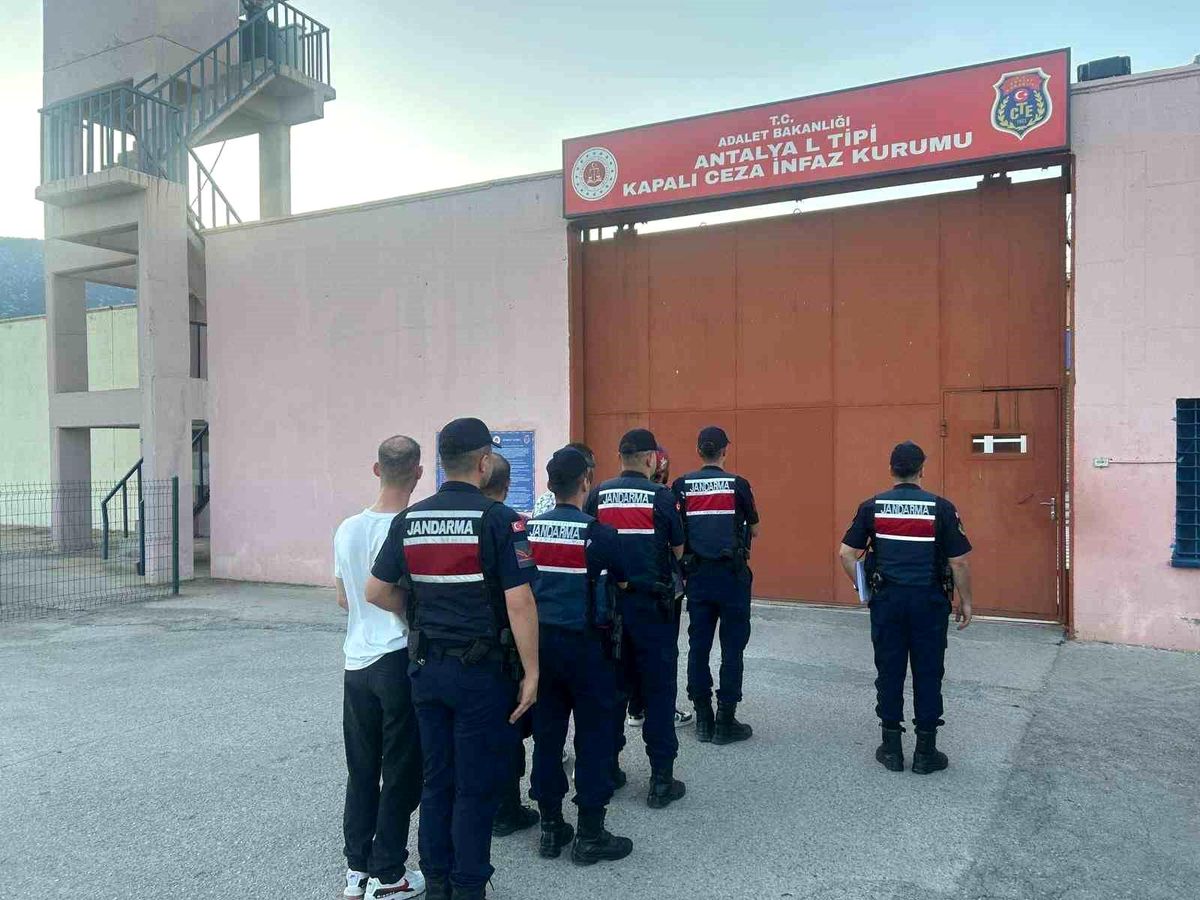 Antalya'da uyuşturucu operasyonunda 4 şüpheli tutuklandı