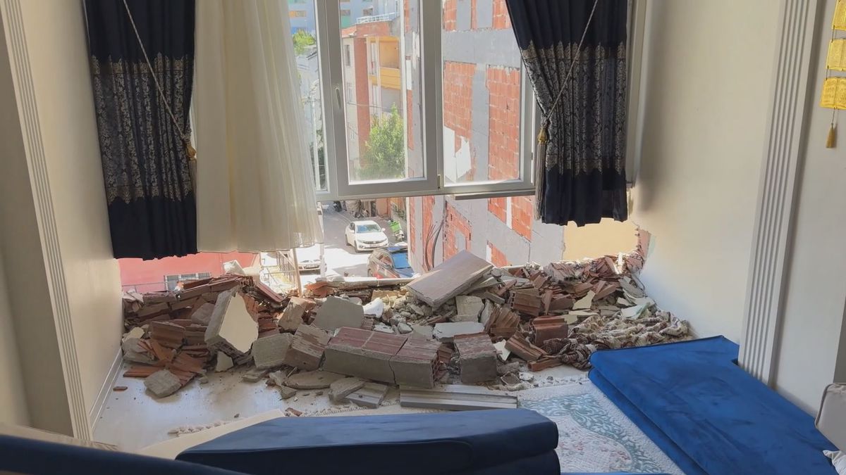 Esenyurt'ta yıkım sırasında devrilen apartmanın zarar verdiği bina tahliye edildi