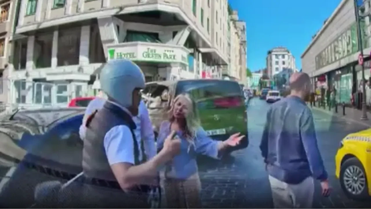Beyoğlu’nda yol verme kavgası araç kamerasında: "Boksörüm, çeneni kırarım" diyerek tehditler savurdu