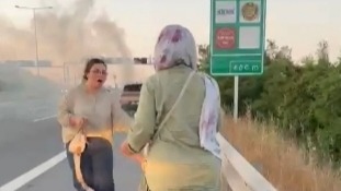 Otomobil alev alev yandı. Sürücü o anları anlattı: Ailemi bir buçuk dakika arayla kurtardım