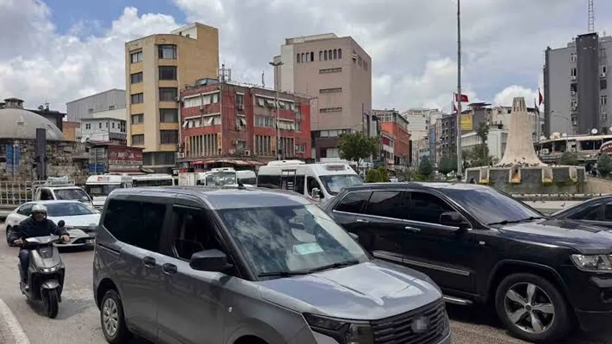 Caddeleri otoparka döndü! Vatandaş isyan etti: Belediyemizde de suç var