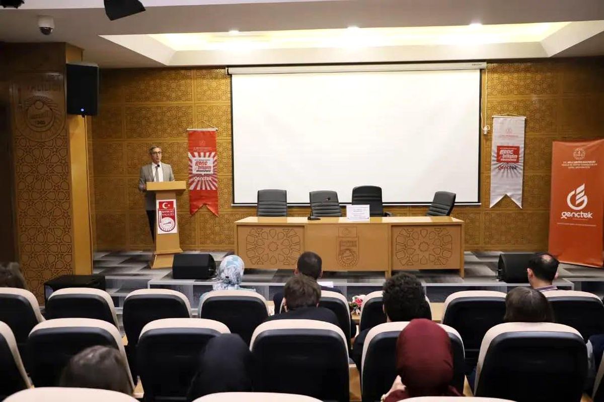 Bayburt'ta öğrenciler rol temelli münazarada yeteneklerini sergiledi