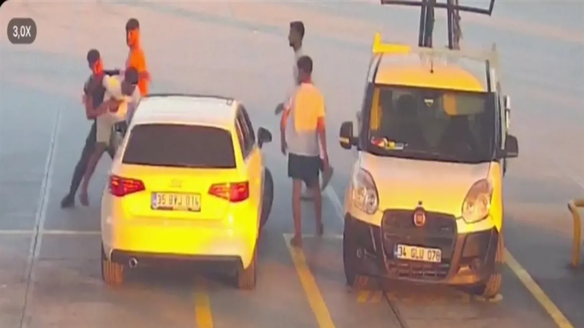 Akaryakıt istasyonunda tekme tokat kavga: O anlar kameraya yansıdı