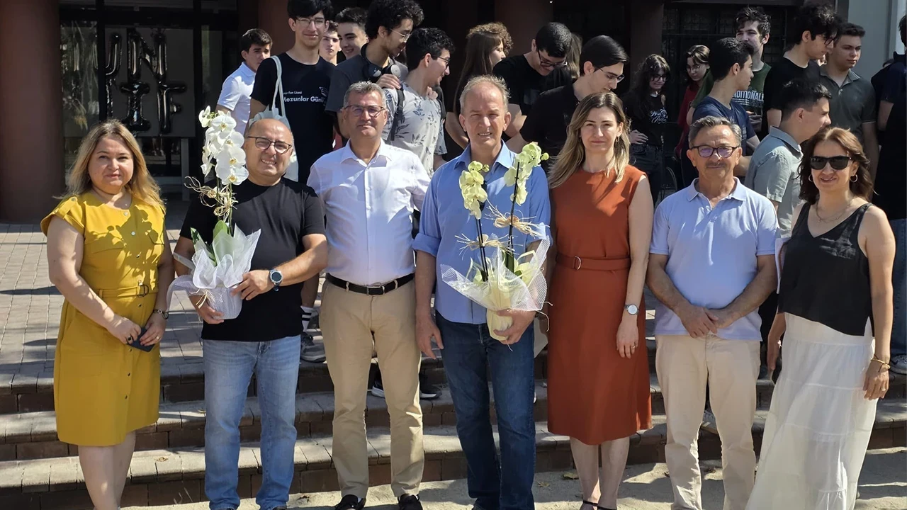 İzmir’de 34 yıllık öğretmene duygusal veda