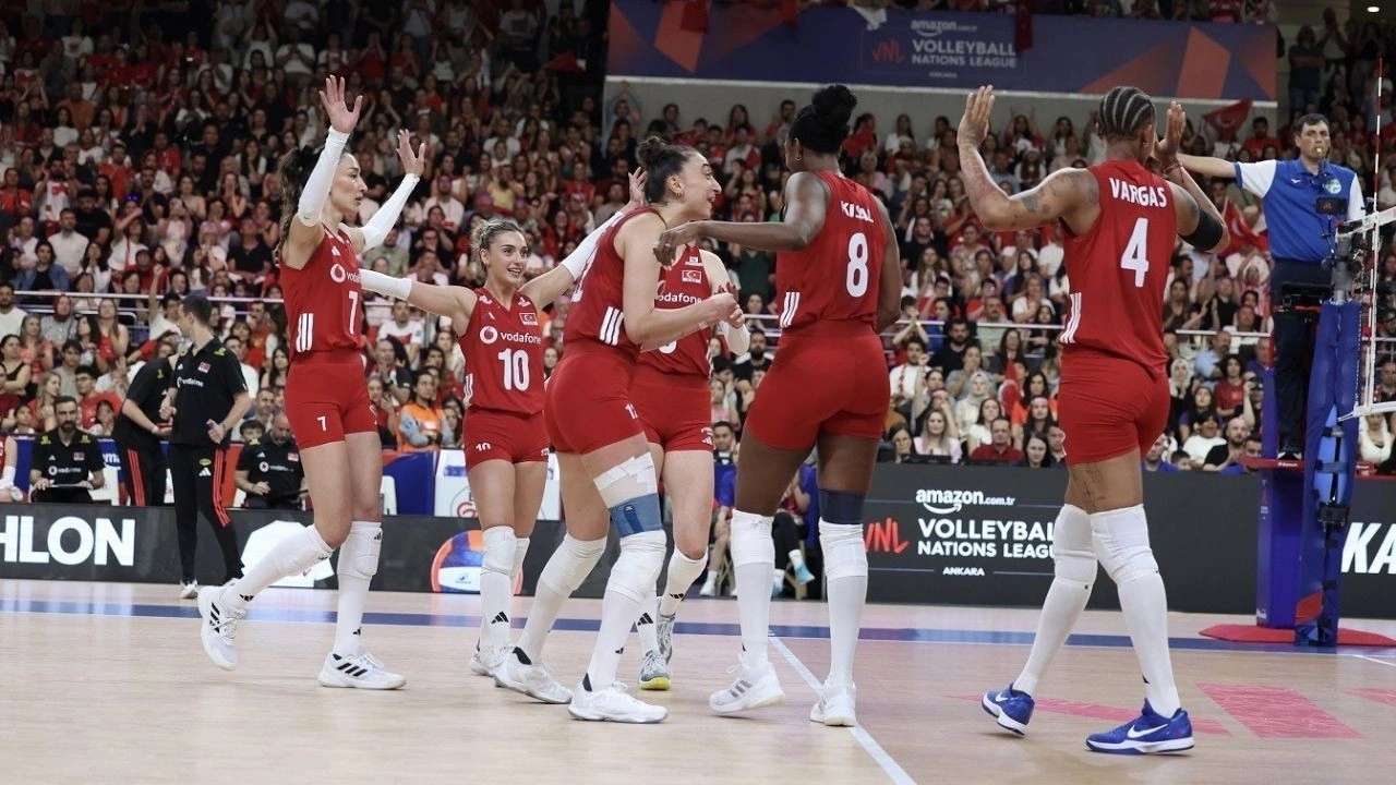 Japonya burası işte Filenin Sultanları: Vargas Hande Zehra direnemedi Polonya