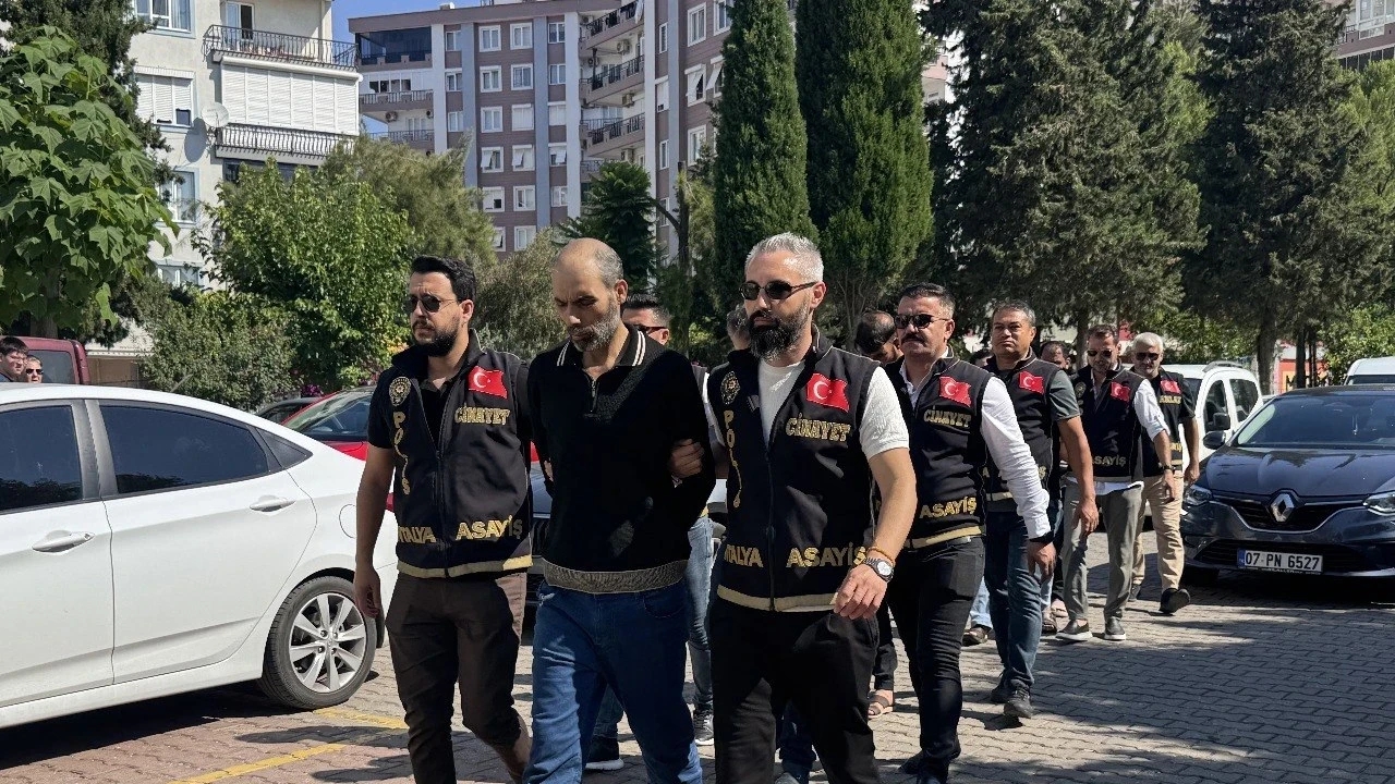 Antalya'da 12 yıllık faili meçhul cinayetin 5 zanlısı adliyeye sevk edildi