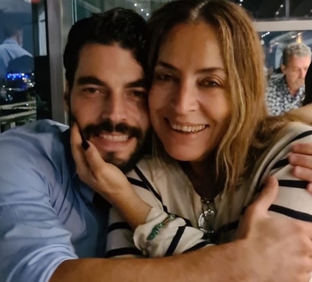 Akın Akınözü annesini unutmadı