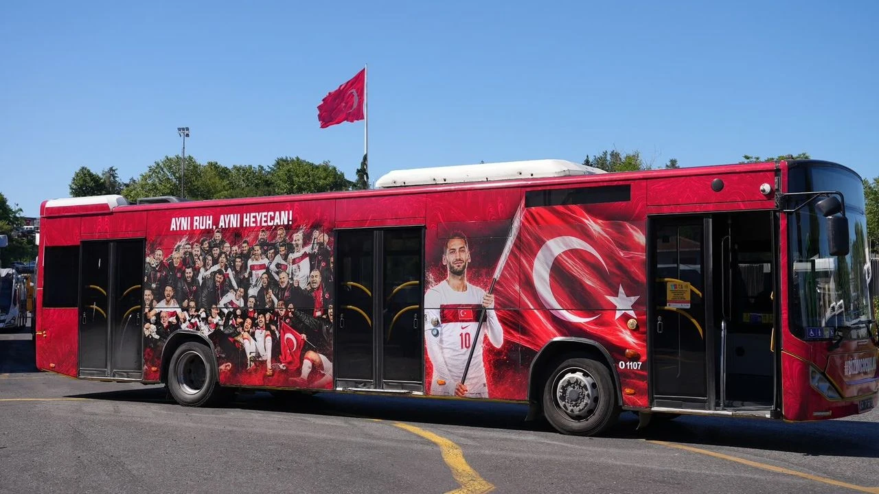 Ay-Yıldızlı Otobüs ve Metrobüsler yollarda