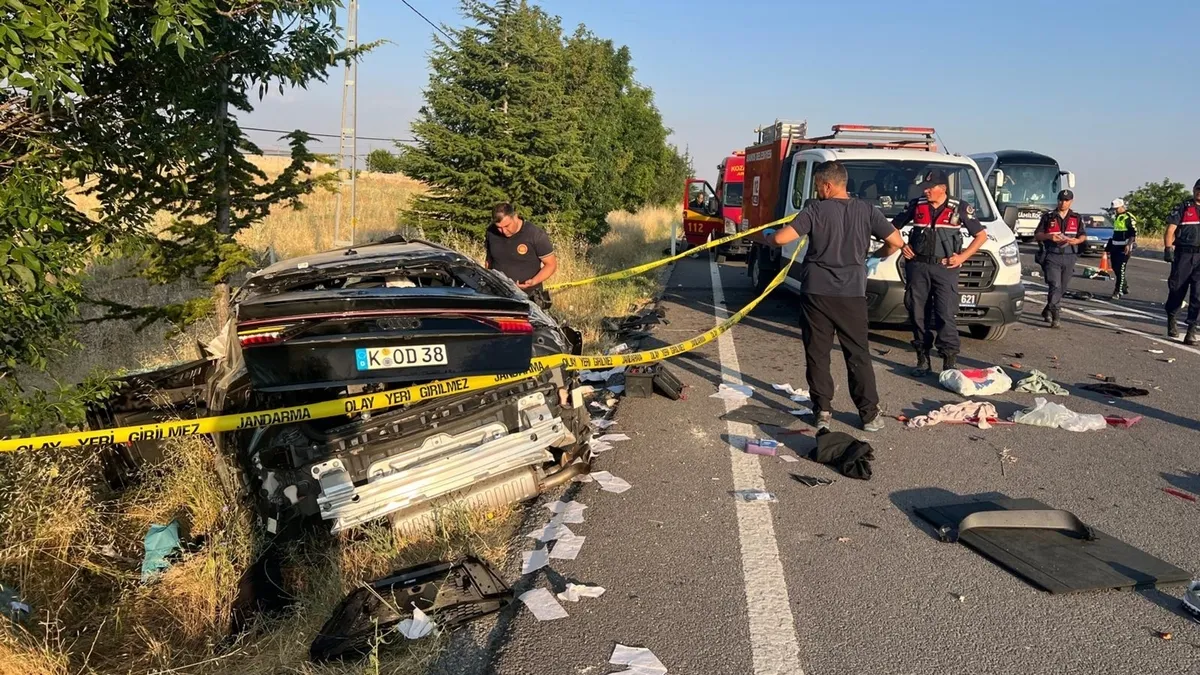 Hasretle başlayan sıla yolculuğu faciayla bitti: Kazada can veren gurbetçi aile son yolculuğuna uğurlandı