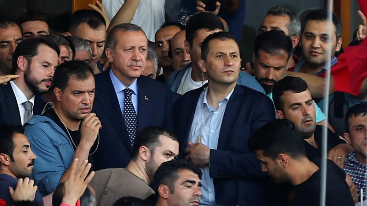 Destansı direniş 10. yaşında! Berat Albayrak’ın sözleri hala hafızlarda: Cumhurbaşkanımız namazı kıldı, süreci yönetti