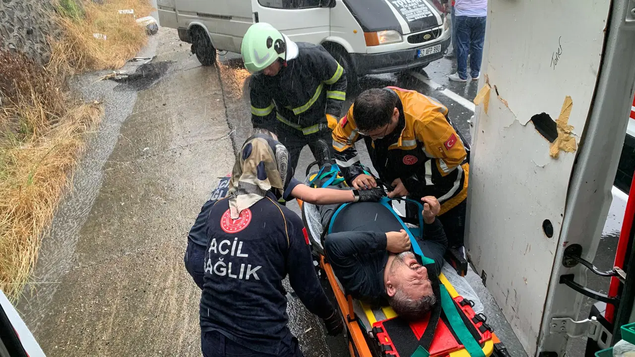 Kazazedelere yardım etmek için duran minibüse otomobil çarptı: 2'si çocuk, 7 yaralı