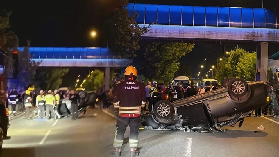 Bolu D-100 Trafik Kazası: Takla atan araçtan iki kişi yara almadan kurtuldu | Güncel Haberler