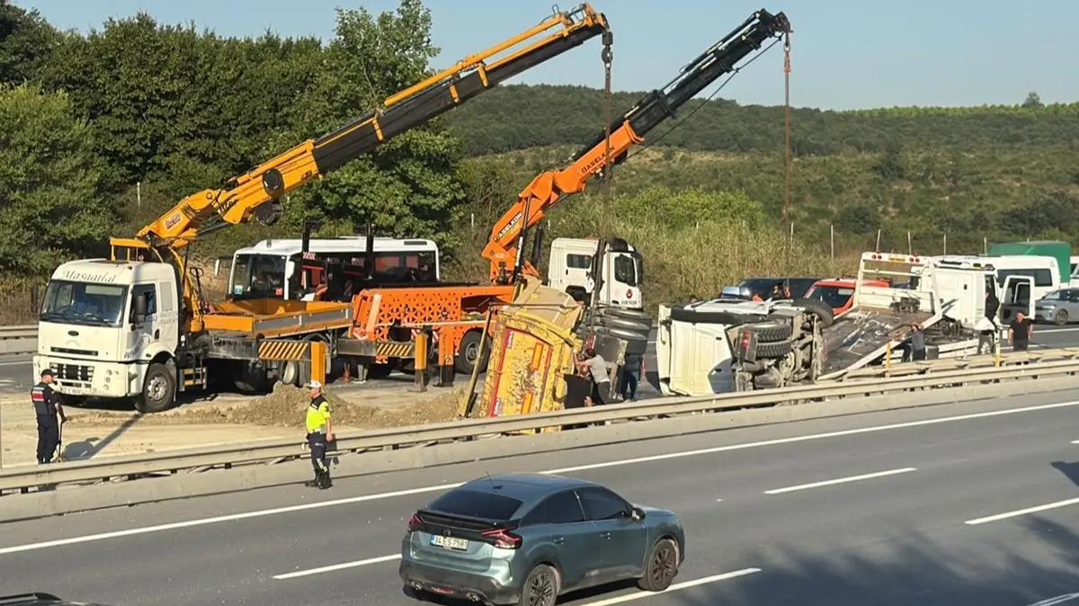 Eyüpsultan'da zincirleme kaza: Hafriyat kamyonu ortalığı savaş alanına çevirdi
