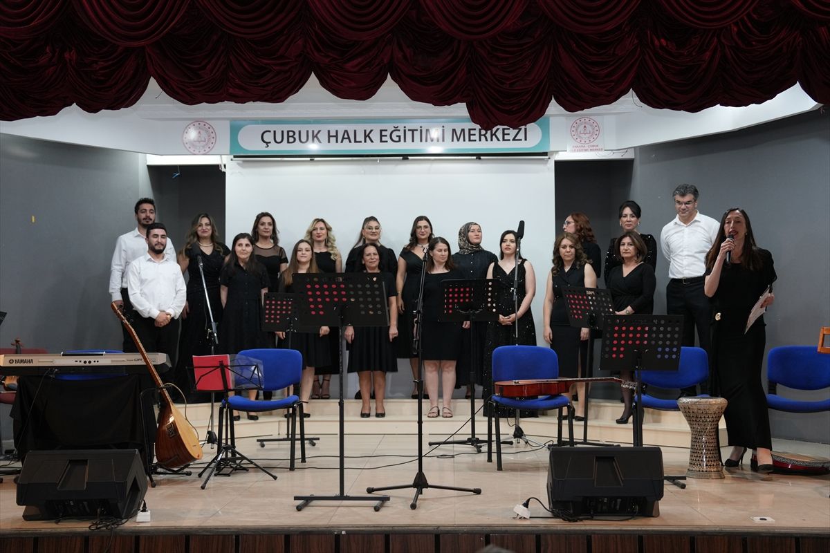 Ankara'da "Öğretmenler Korosu" konser verdi