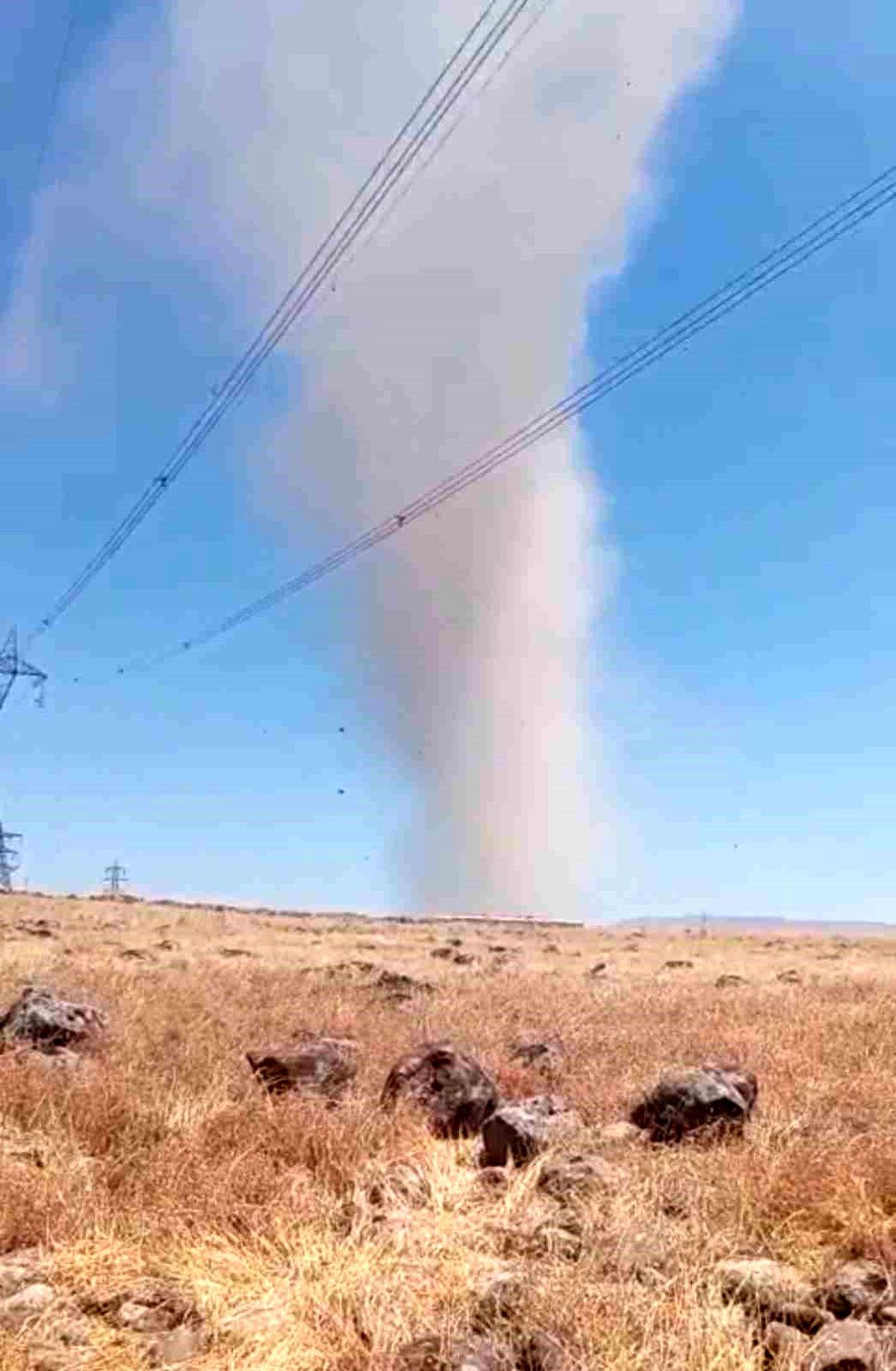 Elazığ'da korkutan hortum kamerada