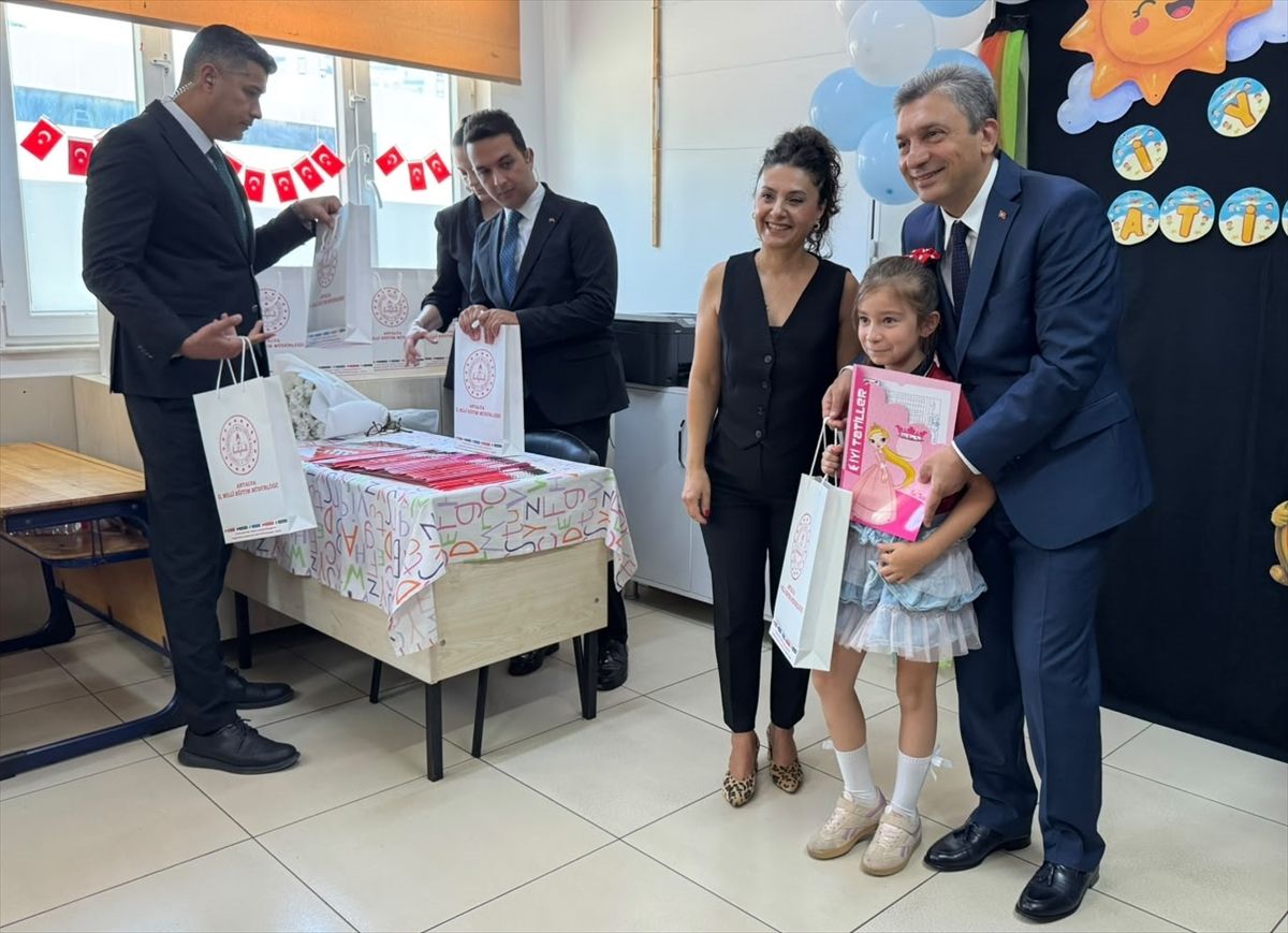 Antalya, Muğla, Isparta ve Burdur'da öğrenciler karnelerini aldı