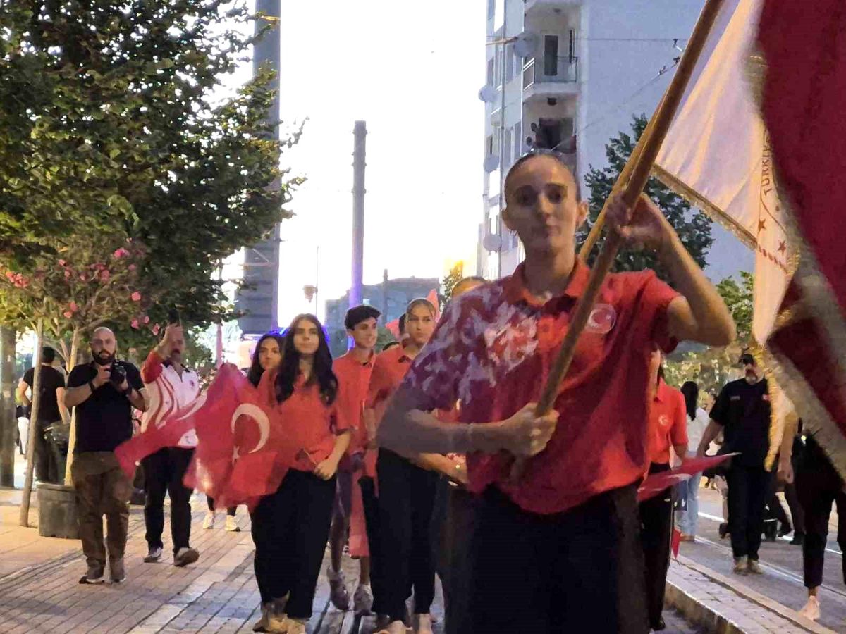 Eskişehir'de milli sporculardan 15 Temmuz'a özel Sancak Koşusu