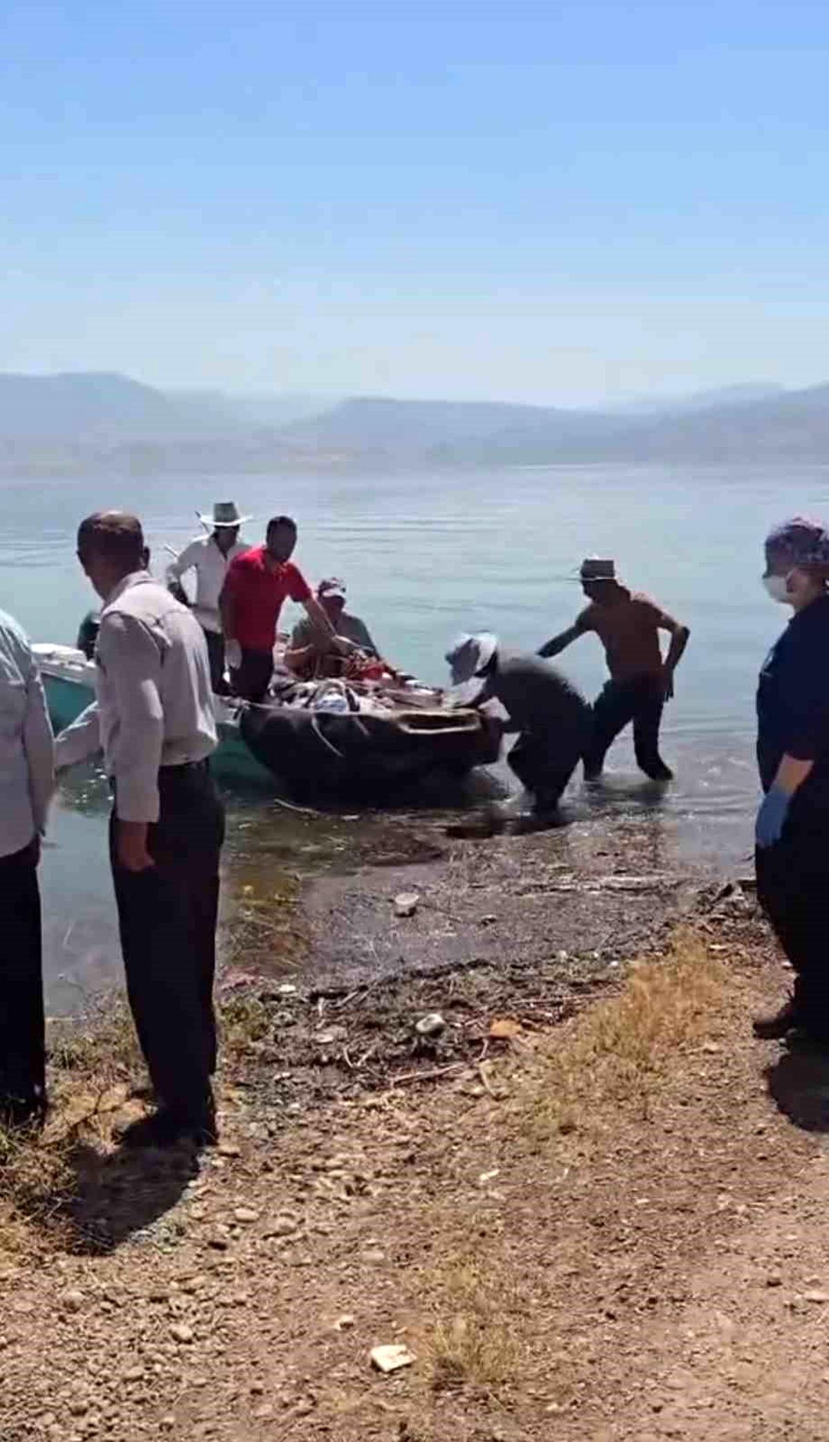 Siirt'te bahçede fenalaşan hasta, tekneyle ambulansa ulaştırıldı
